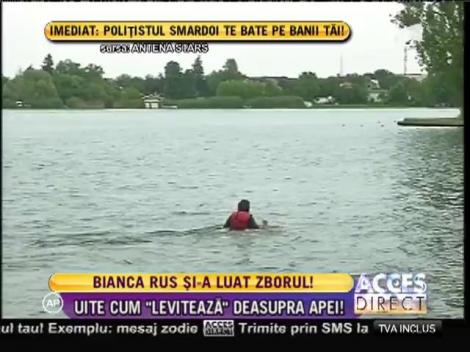 Uite cum "levitează" Bianca Rus deasupra apei!