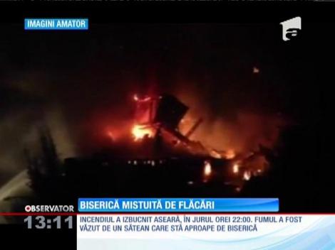 Biserică mistuită de flăcări