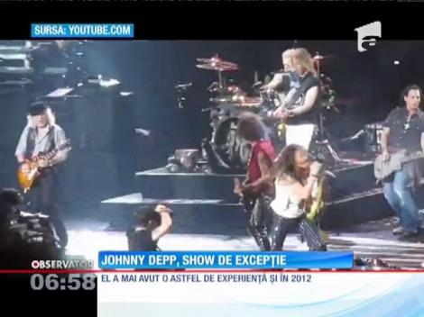 Johhny Depp, surprins într-un concert alături de formaţia Aerosmith