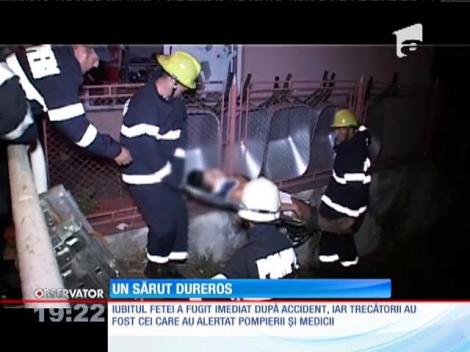 A căzut de pe un pod în timp ce își săruta iubitul