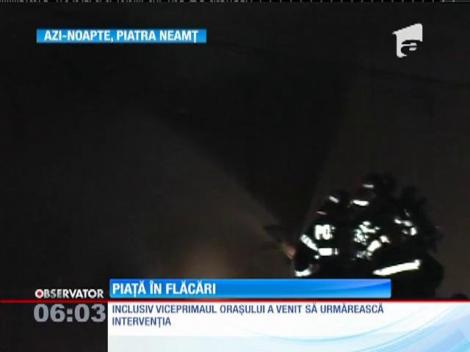 Hala pieţei centrale a oraşului Piatra Neamţ, în flăcări