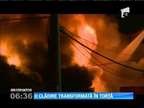 Flăcări de zeci de metri au mistuit o clădire veche de un secol în Canada