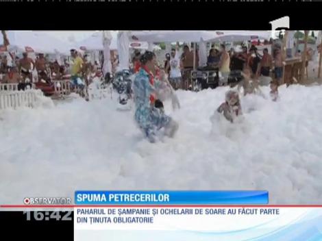 Petrecere în spumă, la malul mării
