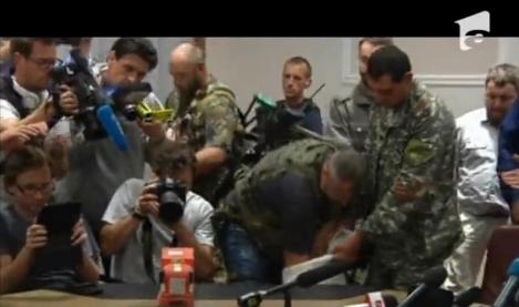 Cutiile negre ale avionului căzut în Ucraina au ajuns la oficialii malaezieni