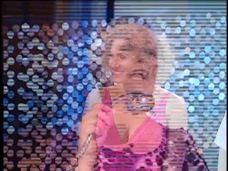 Uite cum cântă Monica Anghel sub duș!