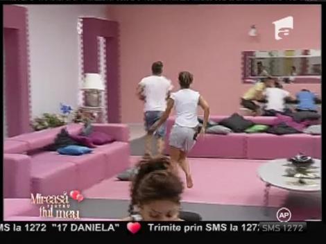 Andrei şi Cristina s-au bătut în pixuri pe viaţă şi pe moarte!