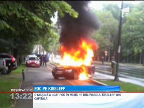 O maşină a luat foc în mers, pe Bulevardul Kiseleff