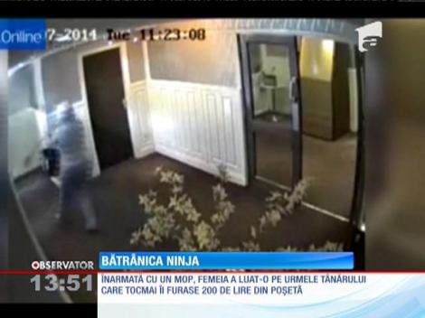 O bătrânică aleargă un hoţ, "înarmată" cu mopul