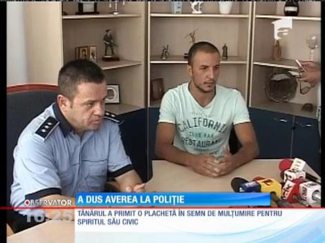 A găsit peste 10.000 de euro într-o borsetă şi a anunţat poliţia