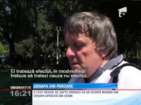 Și-a găsit mașina parcată regulamentar într-o groapă de jumatate de metru!