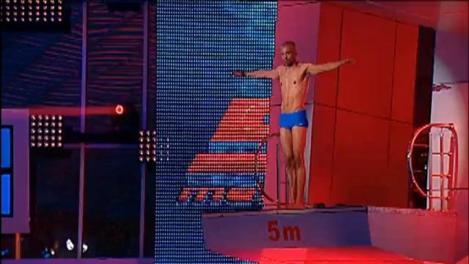 Așa arată un Splash cu muulți stropi! Mike Diamondz a dat bazinul... pe afară