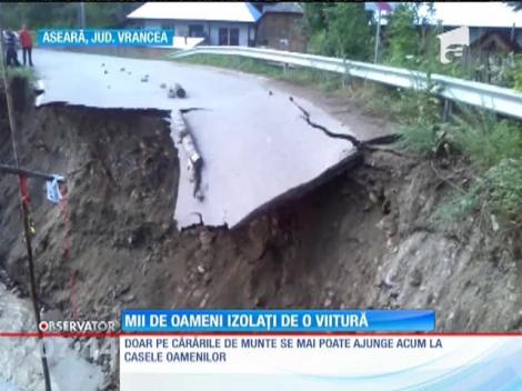 Vrancea: Un pod a fost rupt de viitură