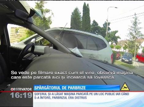 Pericol în Sibiu! Un bărbat a făcut o pasiune din a sparge parbrizele maşinilor
