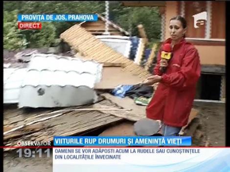 Cod roşu de inundaţii: Doi morţi, localităţi sub ape, sute de sinistraţi