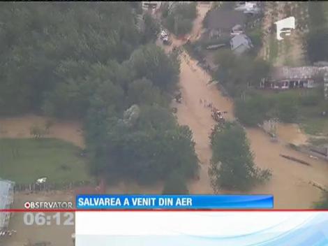 Zeci de oameni au fost salvaţi din calea viiturii cu trei elicoptere MAI