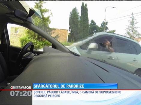 S-a ales cu parbrizul maşinii distrus după ce a parcat pe un loc public!