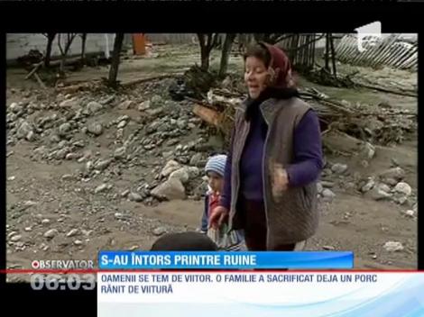 Viitura a lăsat ruine în locul zecilor de case din Vaideeni