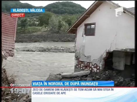 Zeci de oameni se tem să mai stea în casele erodate de ape