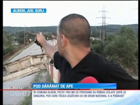 Un pod a fost dărâmat de ape în județul Gorj