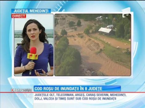 Oameni salvaţi din mijlocul apelor! Cod roşu de inundaţii în 8 judeţe