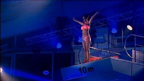 De-ai fi tu salcie la maaaal! Andreea Tonciu, ca o "frunză-n vânt", la ZECE METRI înălțime!