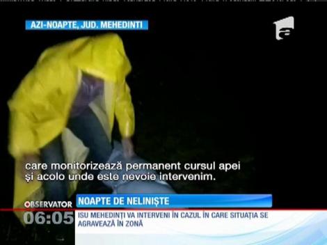 Locuitorii multor sate din judeţul Mehedinţi și-au construit diguri în calea viiturii