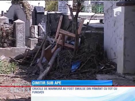 Cimitirul Rotărești din comuna Bascov a fost devastat de ape