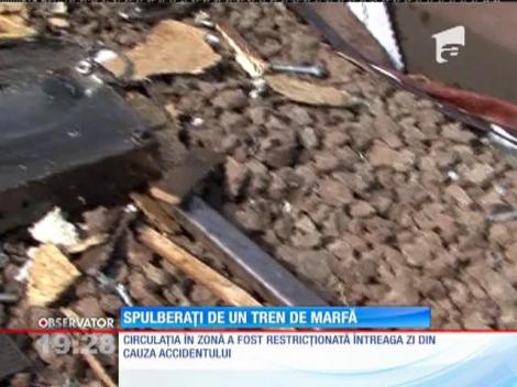 Vrancea: Un tren de marfă a spulberat un convoi de utilaje