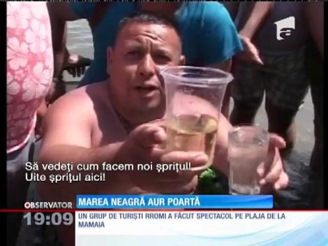 Turiştii rromi de pe litoral şi-au făcut şpriţuri cu apă de mare
