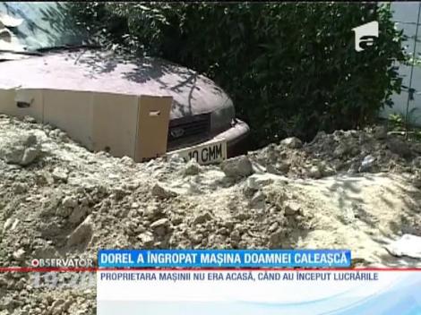 Câţiva muncitori care săpau o groapă au învelit o maşină în cartoane ca să fie protejată