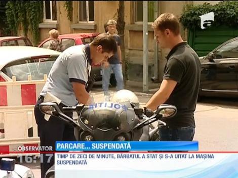 Maşina unui bucureștean a ramas blocată într-un crater de un metru format în asfalt