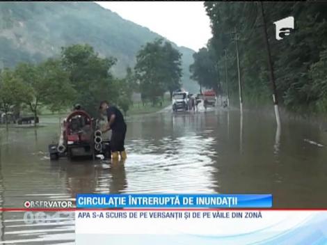 Circulație întreruptă de inundații pe Valea Oltului