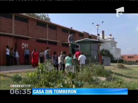 Un profesor din Texas s-a mutat într-un tomberon