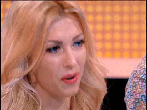 Andreea Bălan își accesorizeaza singură ținutele pentru concerte