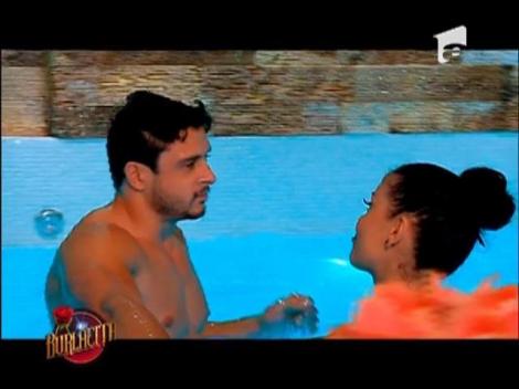 Burlăciţa speră ca el să-i pună inelul pe deget! Marius şi Andreea s-au sărutat pasional, la o întâlnire emoţionantă