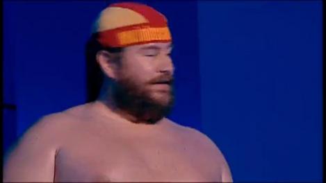 Săritură cu GREUTATE! Uriașul Radu Valahu a făcut spectacol TOTAL cu saltul pe spate