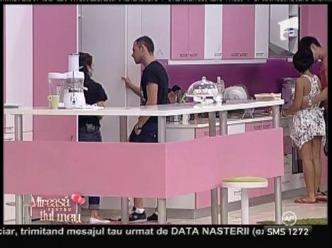 Oana bănuiește că Laur ar fi avut o aventură înainte de-a reveni în competiție