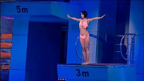 "La bazin se vine fără extensii, fără gene false şi fără unghii puse". Giulia, probleme?!