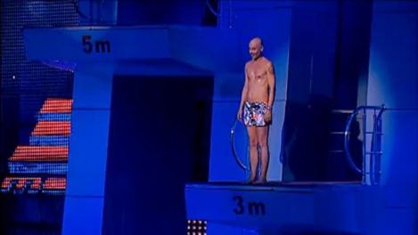 Emoționat, dar curajos! Mircea Zara și-a mușcat buzele și a sărit de la trei metri