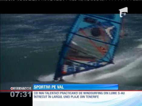 Practicanții de windsurfing s-au întrecut în largul unei plaje din Tenerife