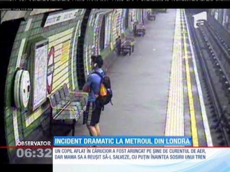 Un cărucior în care se afla un bebeluş, împins de curentul de aer pe şinele unei stații de metrou din Londra