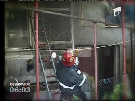O bătrână lăsată pe drumuri de un incediu violent îşi acuză vecinul că i-a dat foc locuinţei