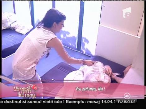 La aniversarea relaţiei lor, Oana l-a trezit pe Laur cu un sărut!