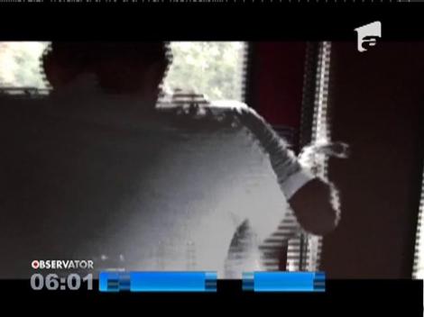 Snopit în bătaie şi aruncat dintr-un tren