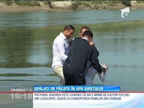 Spălați de păcate în apa Siretului