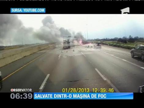Salvate dintr-o maşină în flăcări