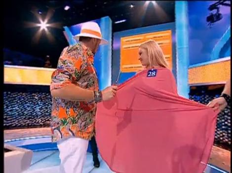 „Te pui cu blondele?” PROVOCARE: Cătălin Botezatu, rochie la minut pentru o blondă sexy