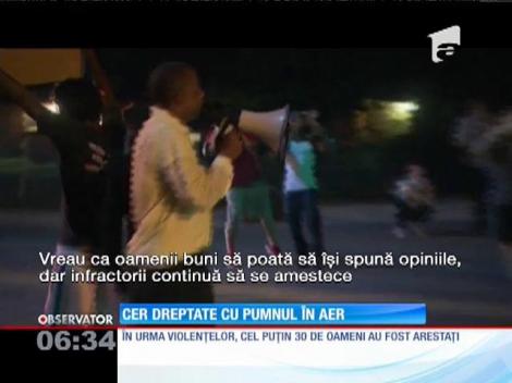 Noaptea şi revolta în Ferguson, orăşelul din Missouri, unde un tânăr de culoare a fost împuşcat