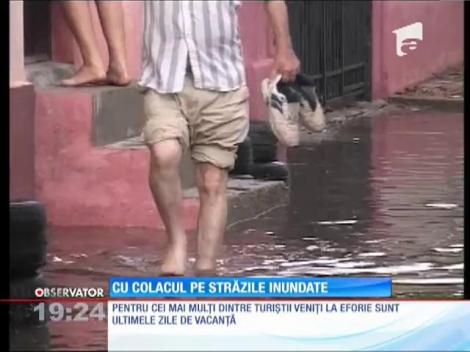 Cu colacul pe străzile inundate din Constanța!