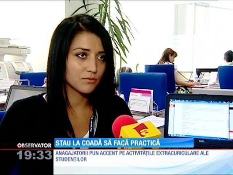 Stau la coadă să facă practică într-o corporație
